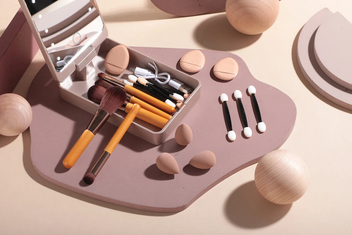 Travel Makeup Brush Set Small Portable With LED mirror and 14 pcs Makeup Brushes For Women Beauty Makeup Kit And Storage Box