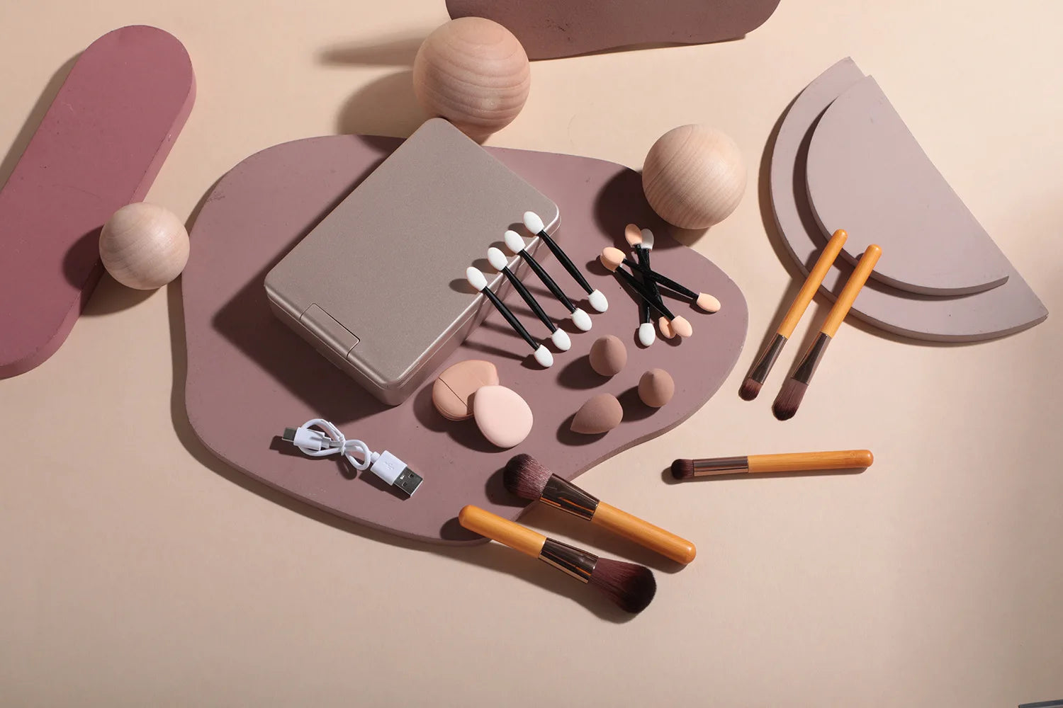 Travel Makeup Brush Set Small Portable With LED mirror and 14 pcs Makeup Brushes For Women Beauty Makeup Kit And Storage Box