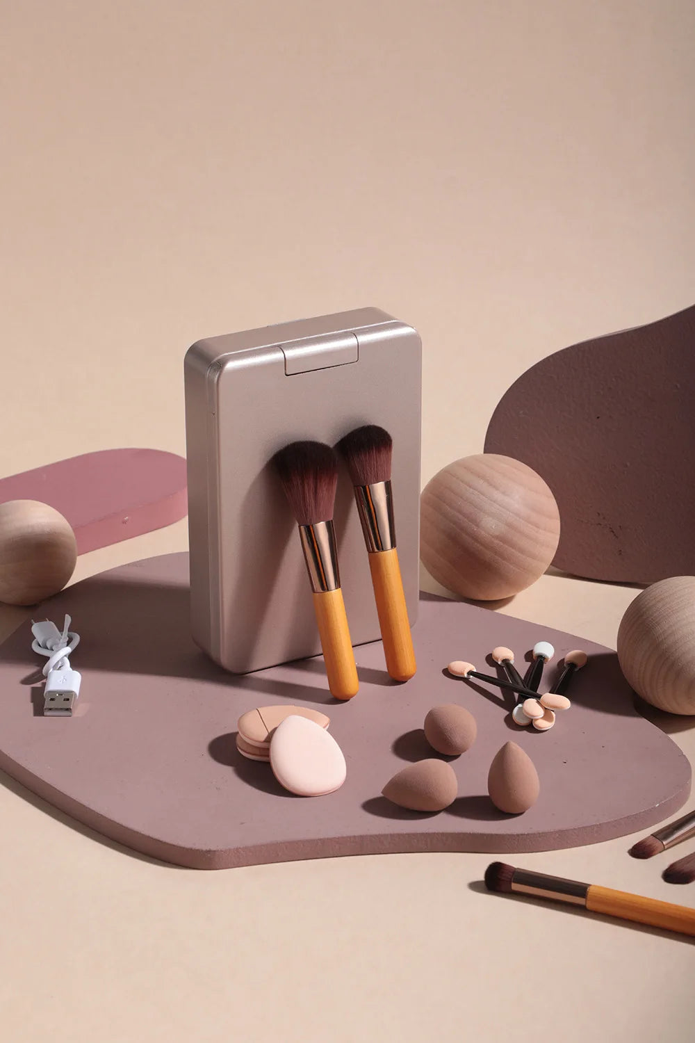 Travel Makeup Brush Set Small Portable With LED mirror and 14 pcs Makeup Brushes For Women Beauty Makeup Kit And Storage Box