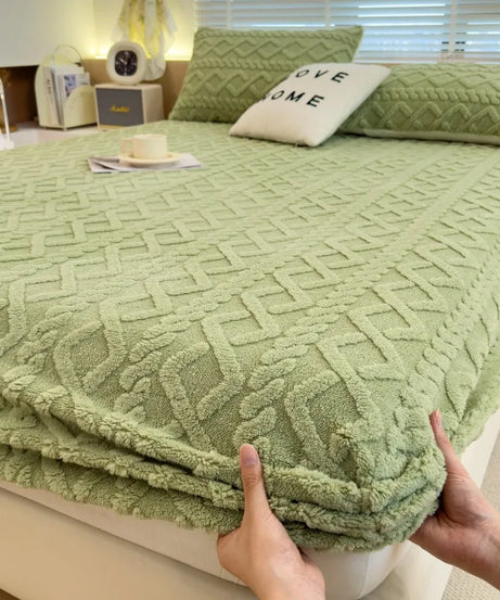 Autumn and Winter Fleece Bedspread, Mattress Protector, Dust Cover Fitted Sheet Suitable for Bedroom Dormitory Hotel Queen Size