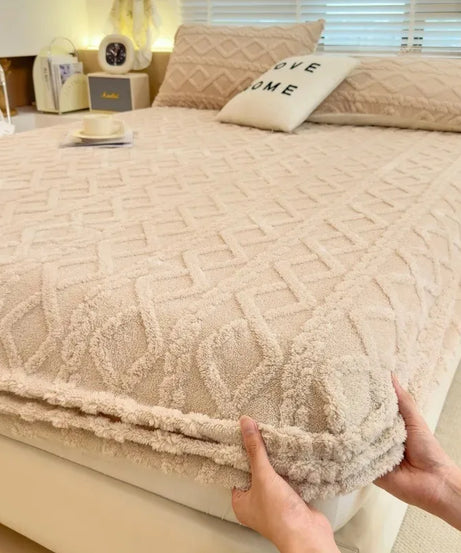 Autumn and Winter Fleece Bedspread, Mattress Protector, Dust Cover Fitted Sheet Suitable for Bedroom Dormitory Hotel Queen Size
